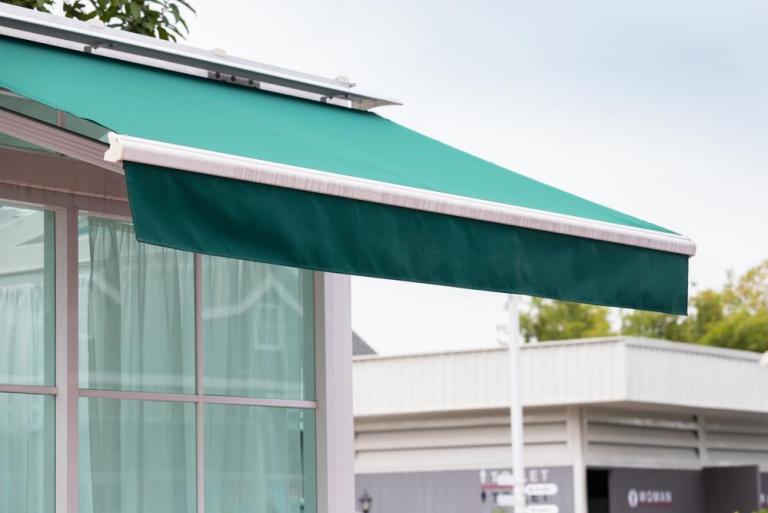 Installation de stores, bien choisir entre intérieur et extérieur