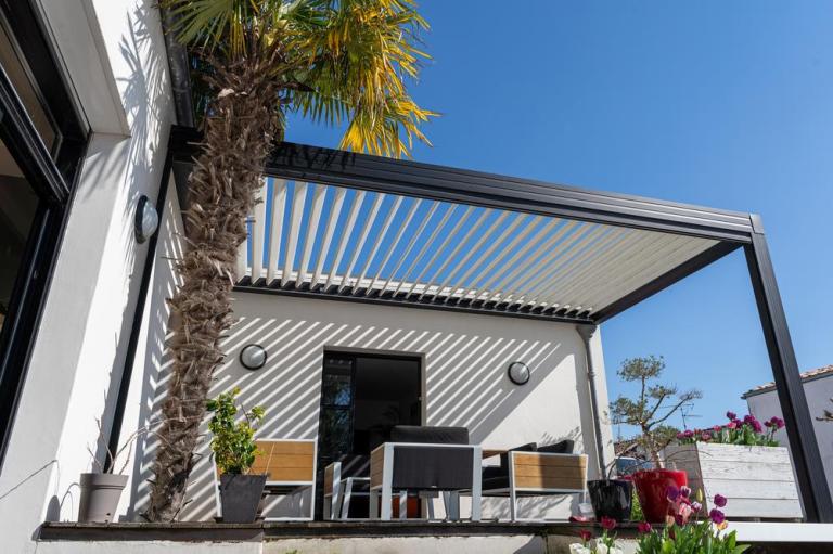 Pergola en aluminium ou clôture, quels aménagements extérieurs prévoir près de Vendôme ?